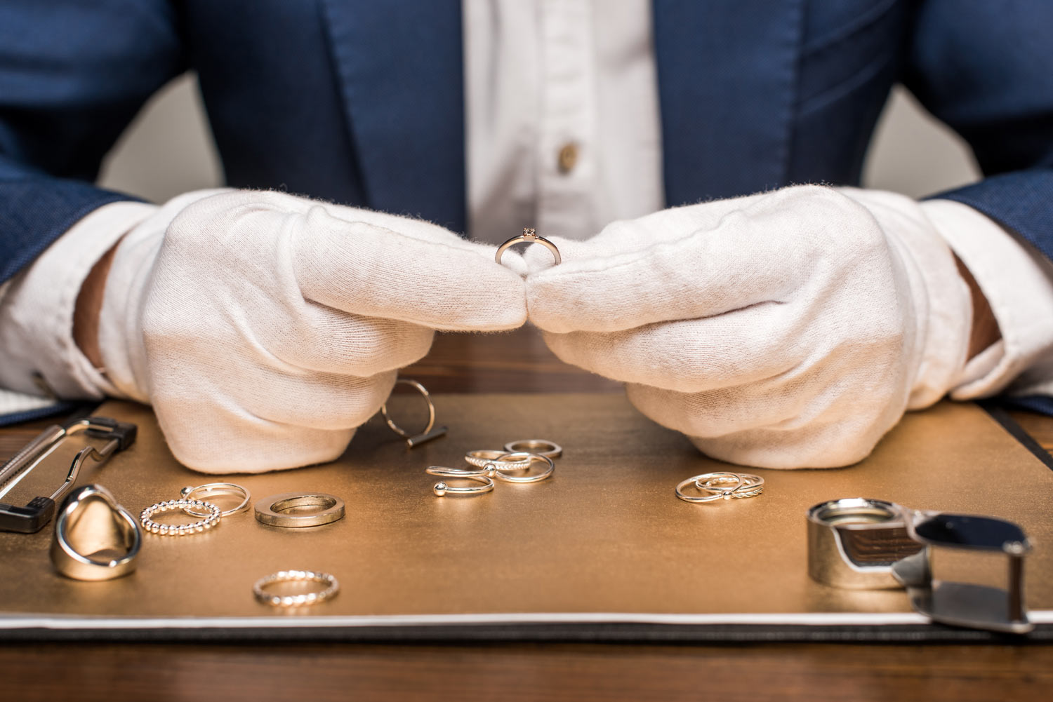 Bijoux examinés par un expert en or à Bordeaux