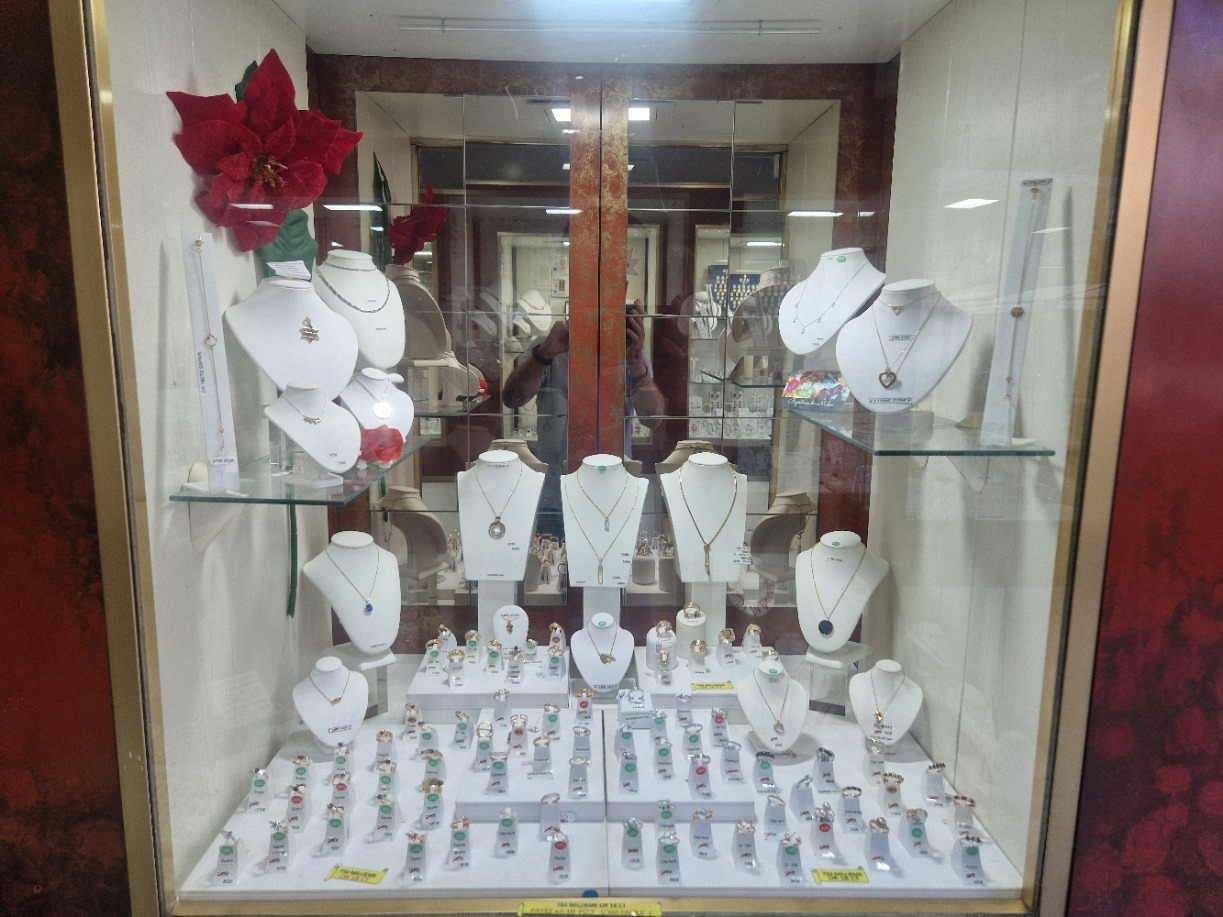 Bijoux argentés en vitrine