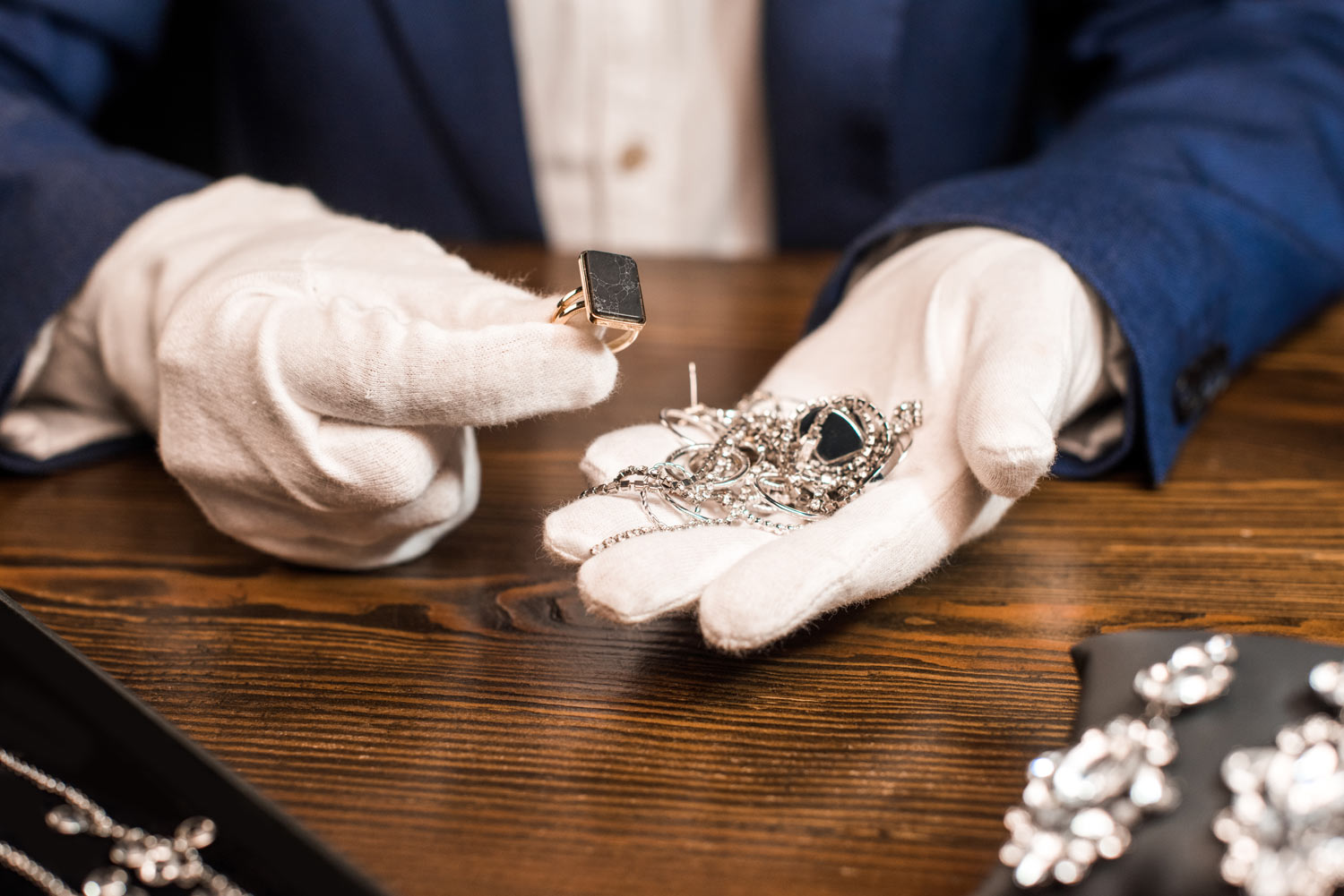 Vente-bijoux-bordeaux Présentation de bijoux avant rachat