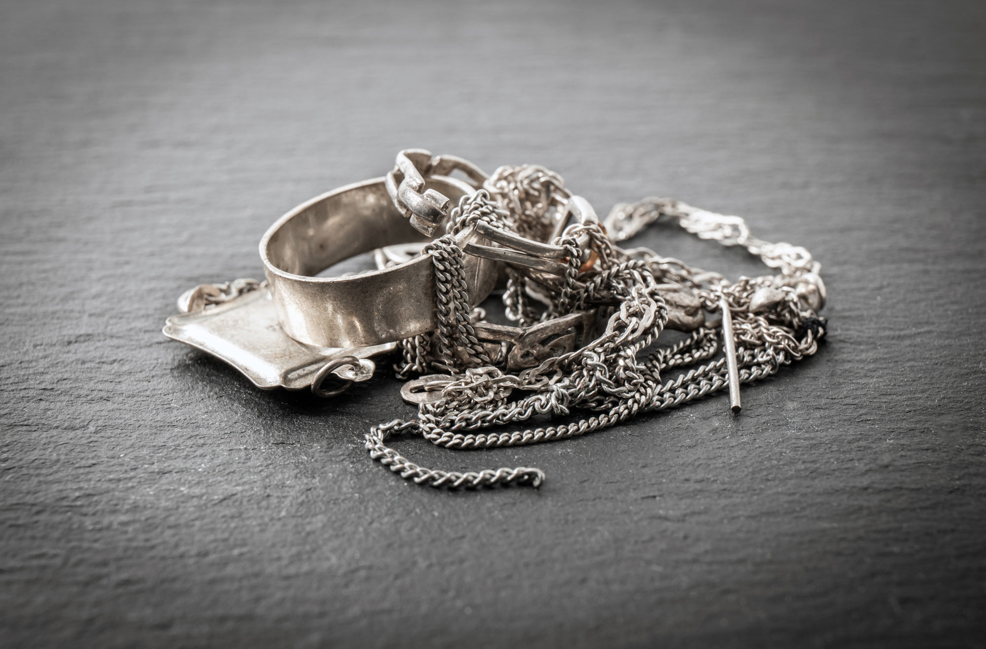 vendre-argent-metal Bijoux en argent ancien sur table