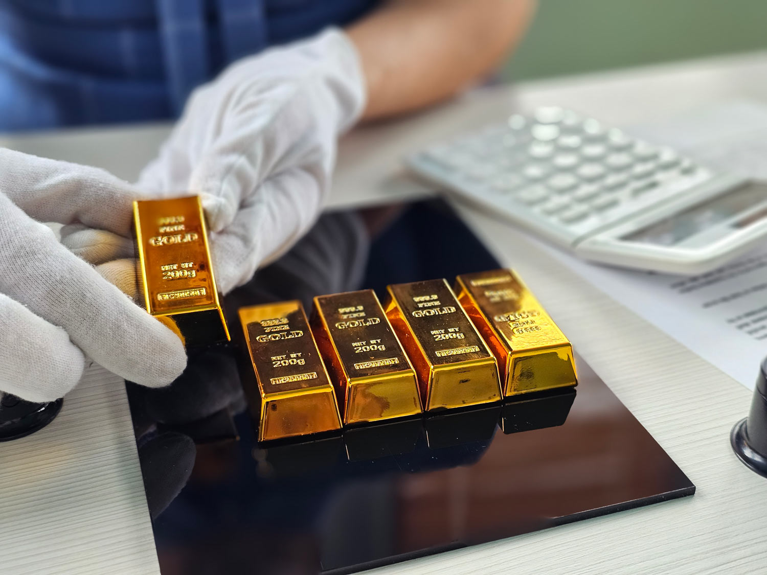 vente-or-bordeaux Expert présentant des lingots en or