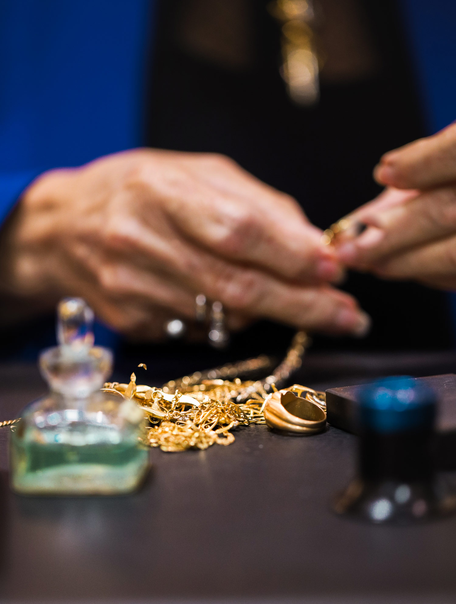Vitrine de bijoux en or à la Bijouterie du Médoc à Bordeaux