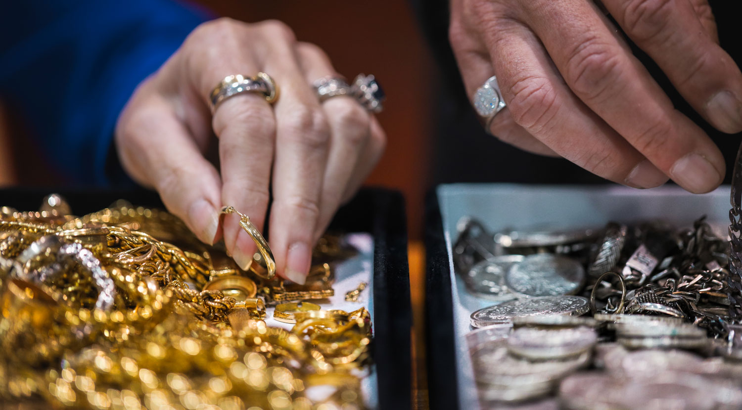 Présentation de bijoux avant rachat